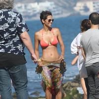 Halle Berry spends her 45th birthday on Malibu Beach photos | Picture 59740